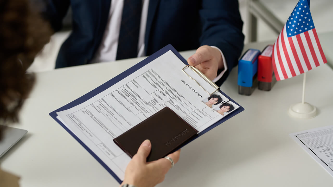 ¿Puedo arreglar papeles con una salida voluntaria?